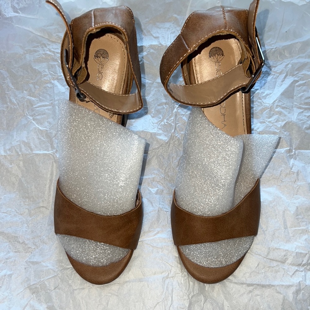 Women’s Heels (Nude)- Women’s  Size 6. Will ship immediately